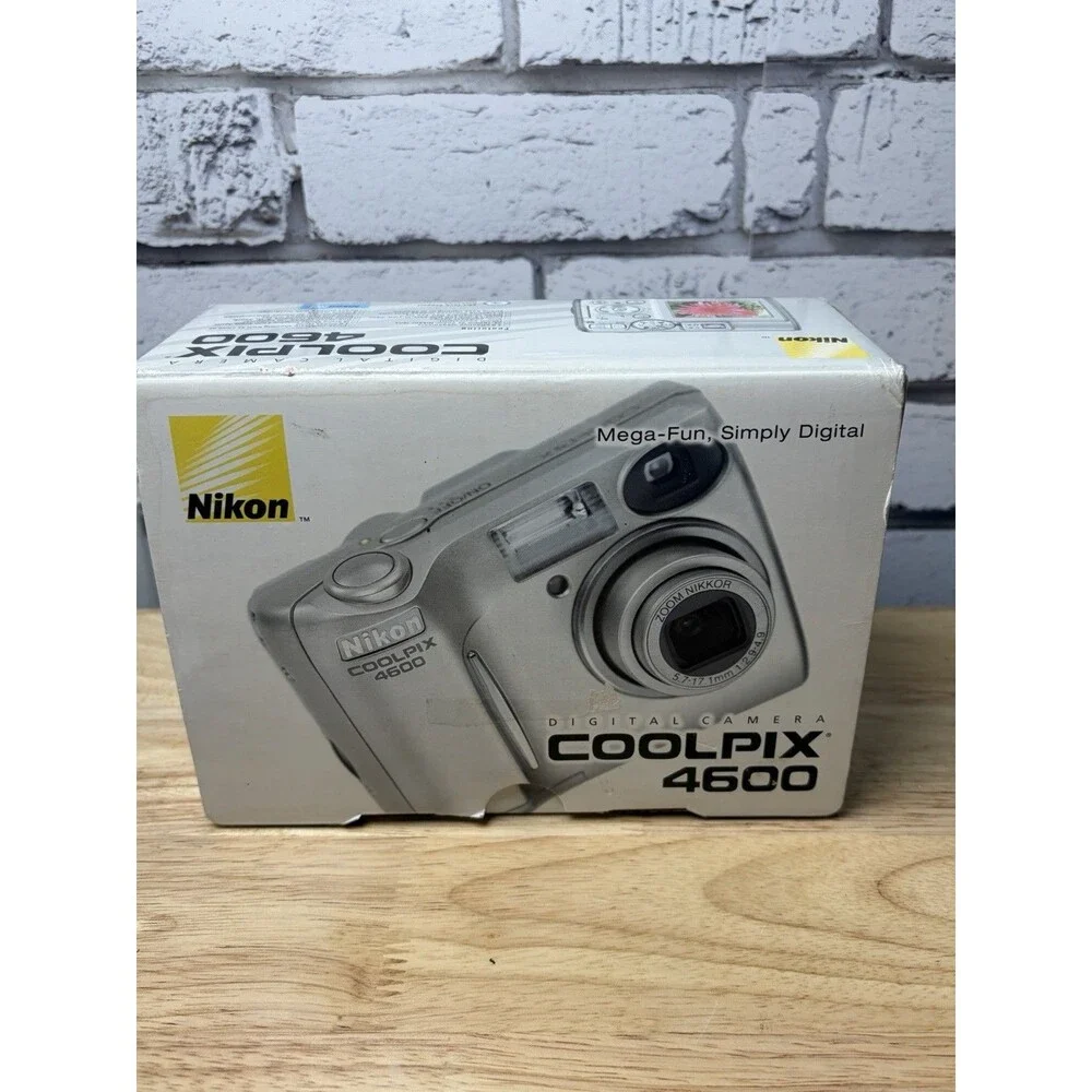 Nikon Coolpix 4600 Digital Camera Silver Tested Works w Box Charger Case SD Card
